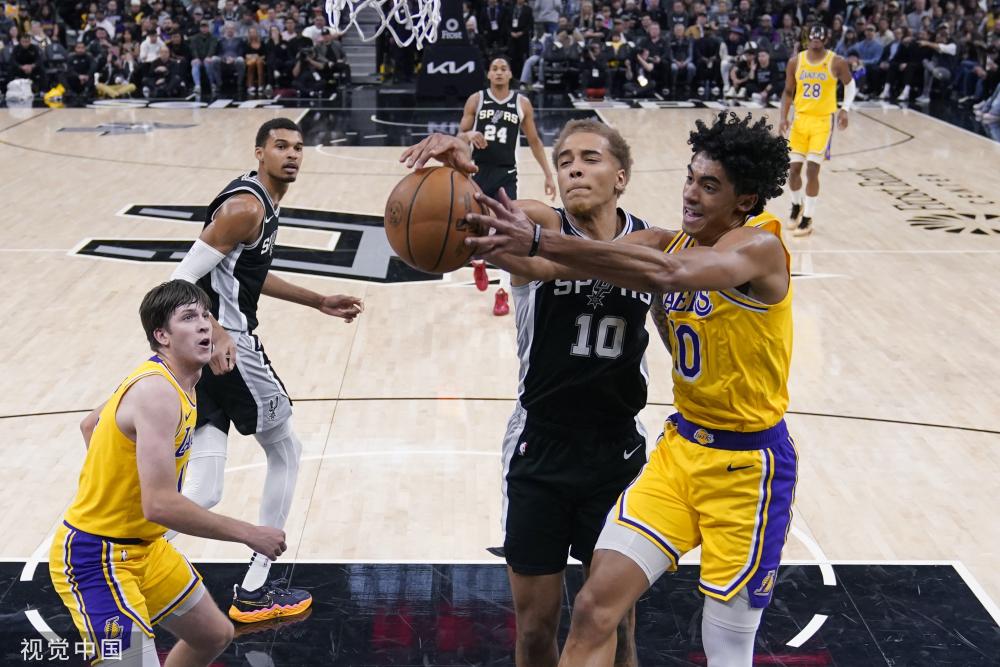 两条战线间 两条战线间